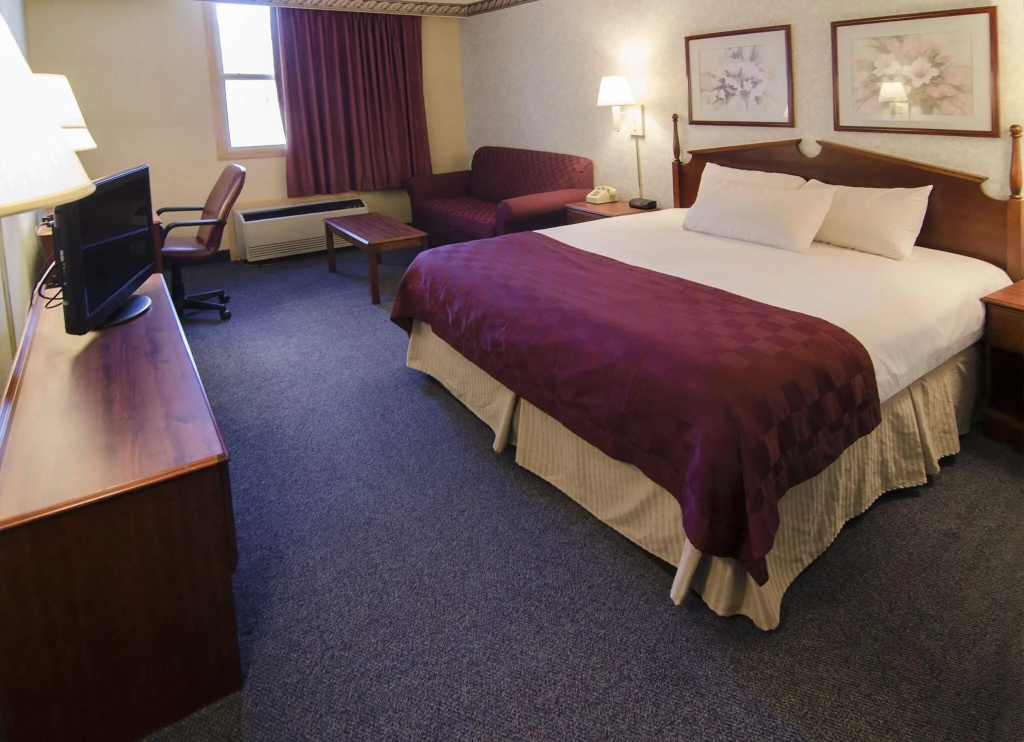 Отель Ramada by Wyndham Angola/Fremont Area в Фремонт