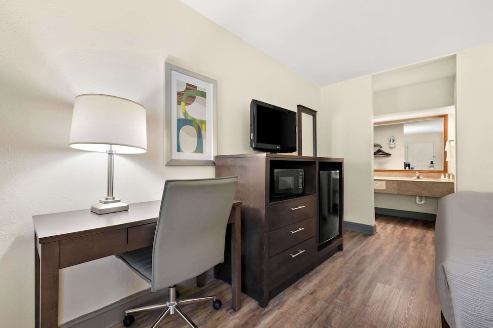 Quality Inn Pelham I-65 exit 246 Room Type - Standard Double Basement room (full double bed)