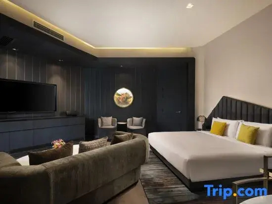 Suite with courtyard view
