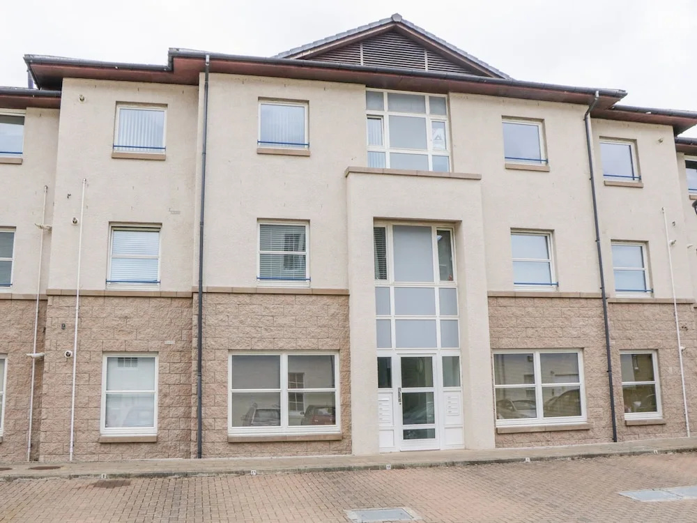 7 Riverside Gardens
