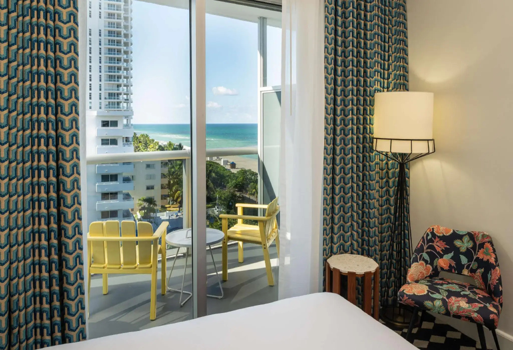 Double room with balcony and with ocean view (full double bed)