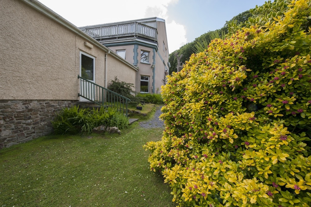 Cwmwennol Country House