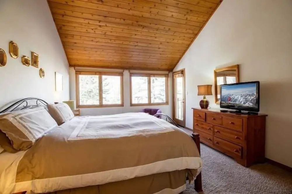 Townsend Place With Largest Outdoor Hot Tub and Ski-in Ski-out Access by Redawning