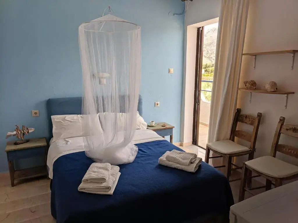 Standard Double room with garden view (full double bed)