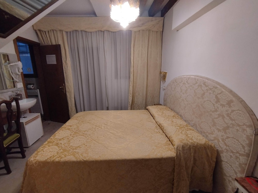 Economy Double Basement room (full double bed)