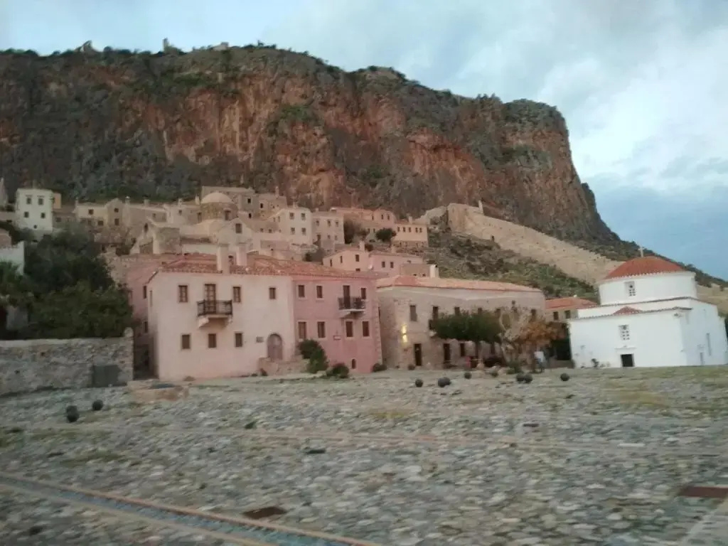 Private Art Studio 50m from sea (1-4 per)