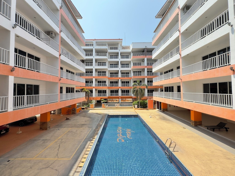 Comfortable Pool-view Studio With Balcony - Pratumnak, Pattaya