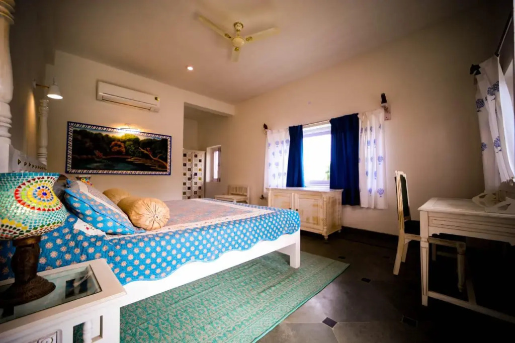 豪華雙人房，享有城市景色，配有雙人床