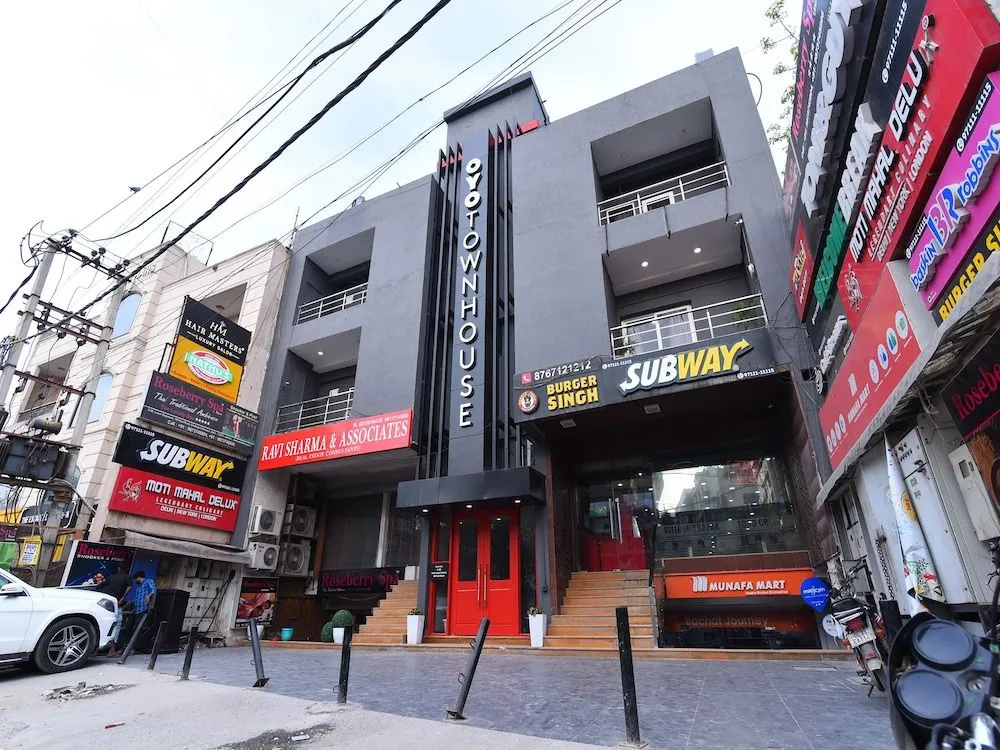 OYO Townhouse 100 Chattarpur