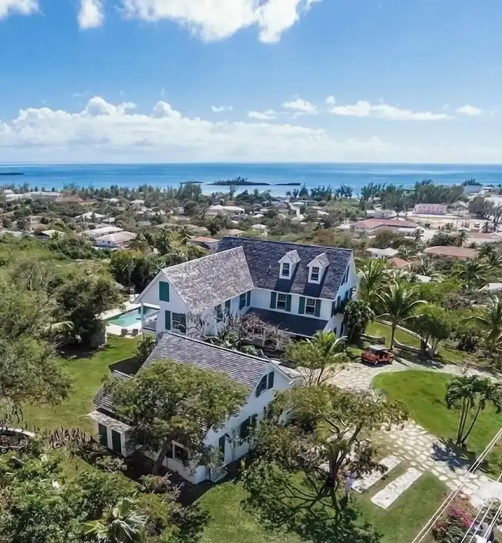 Pink Sands Paradise: Luxury Estate With Pool — фото 4
