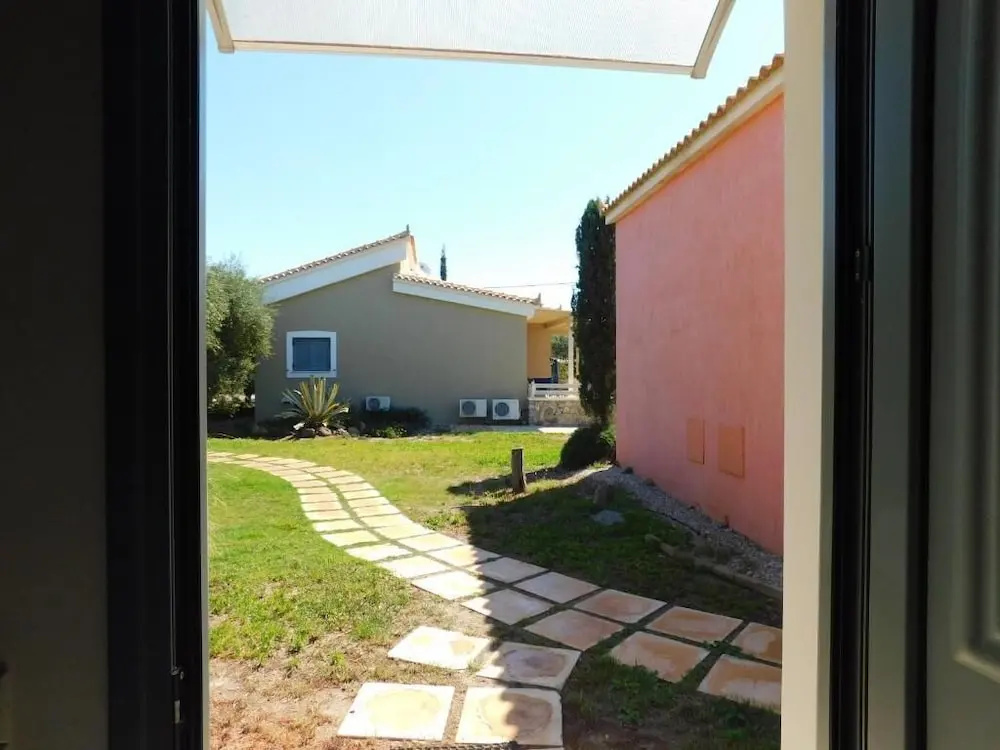 Vassia Holiday Home's