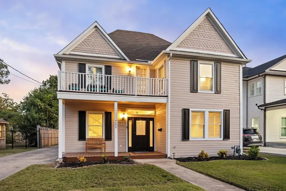 11 Beds, Sleeps 12, 2 Mi to Downtown Dallas