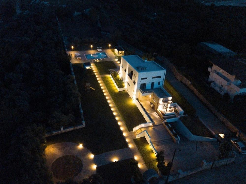 Villa Sfedami With Private Pool and Children Safet