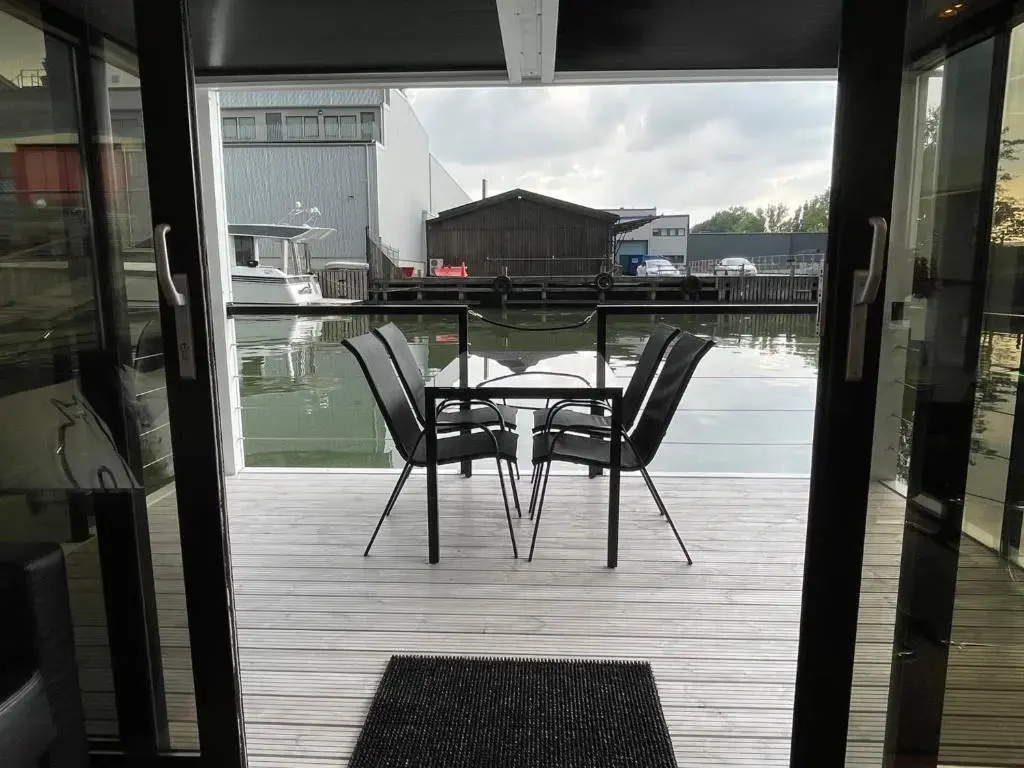 Apartment with lake view