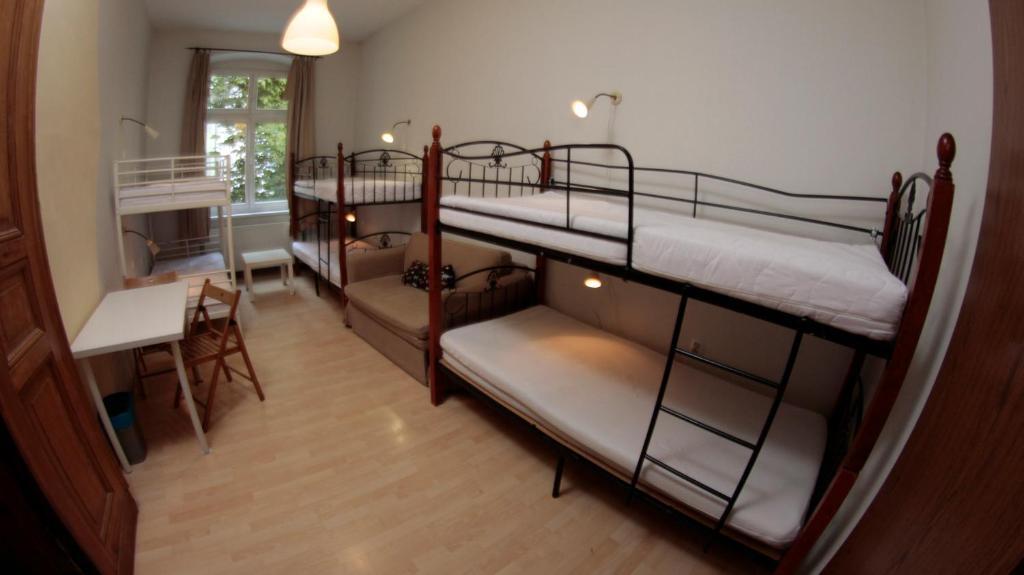 Кровать в общем номере в Pit Stop Hostel