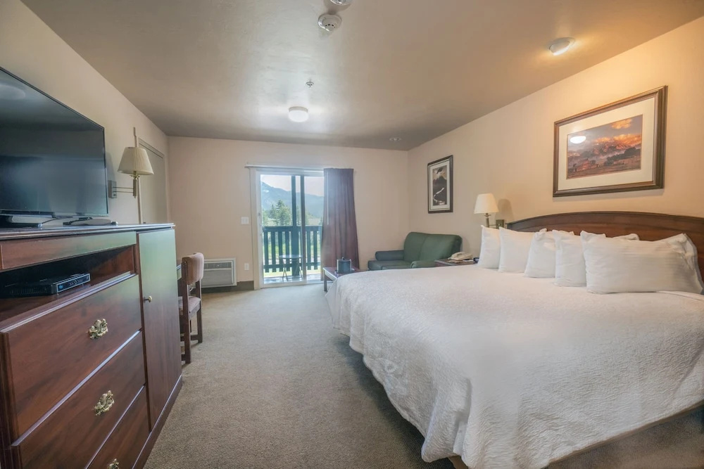 Classic Double room with river view (full double bed)