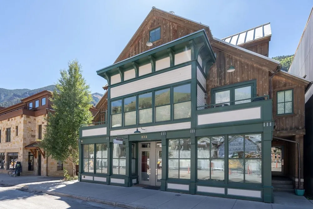 East Side Hideaway 3 Bedroom Condo by RedAwning