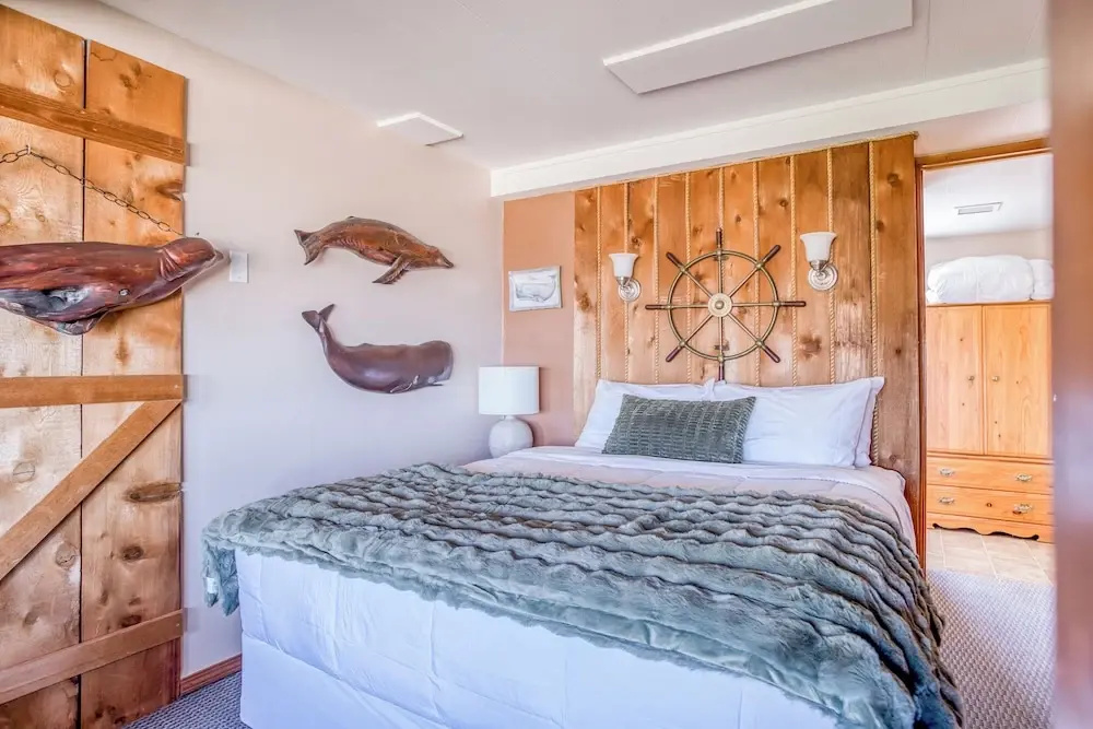 Classic Double room with partial ocean view (full double bed)