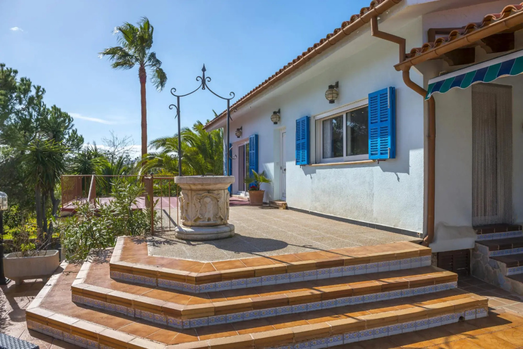 ALTO - Beautiful villa with private pool amidst the peace of the countryside and with total privacy. Free WiFi