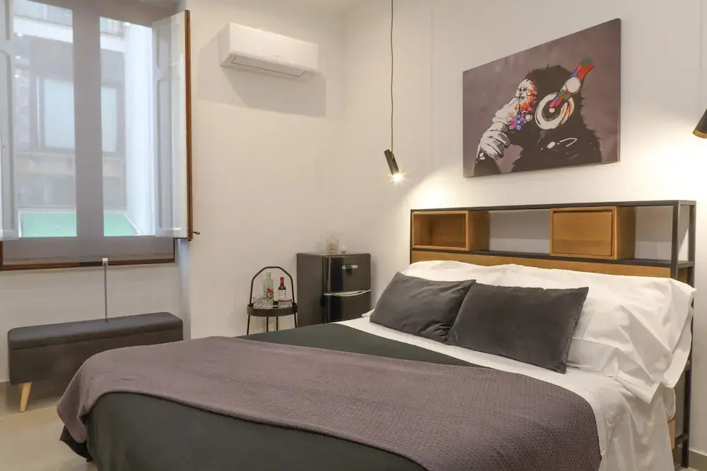 102 Double room (full double bed)