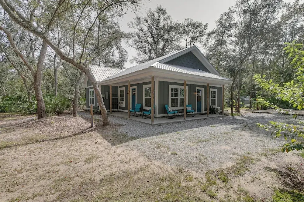Charming Darien Hideaway w/ Porch, Near Downtown!