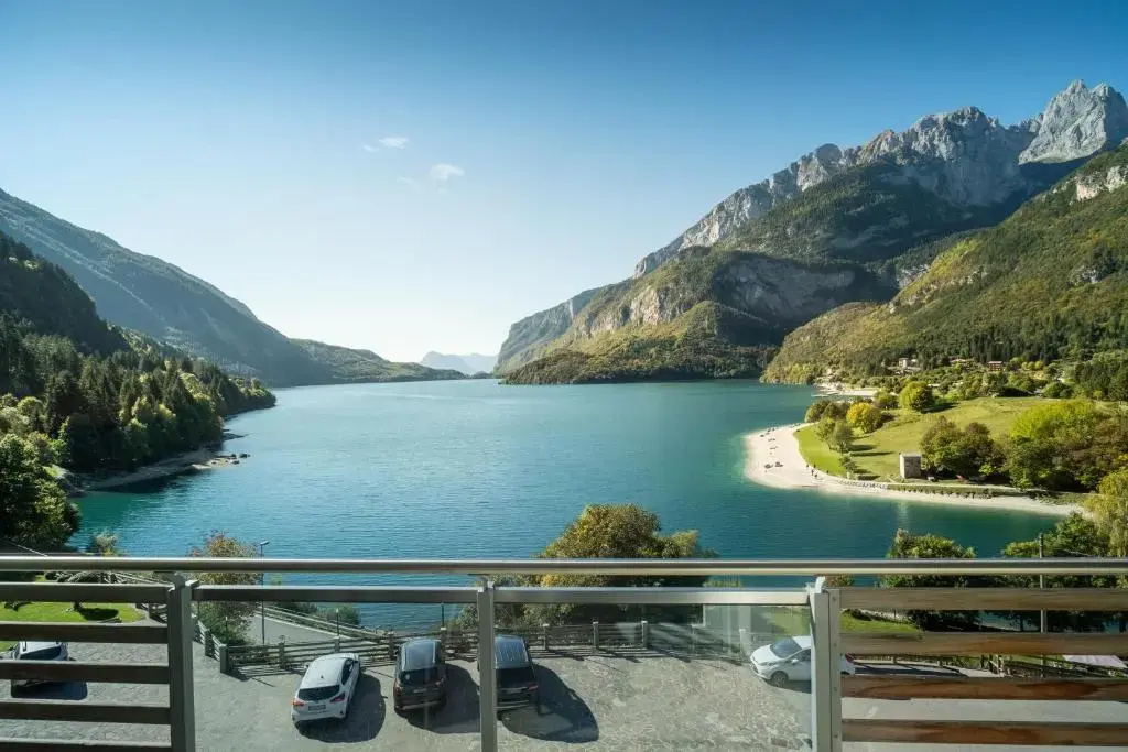 Standard Double room with lake view (full double bed)