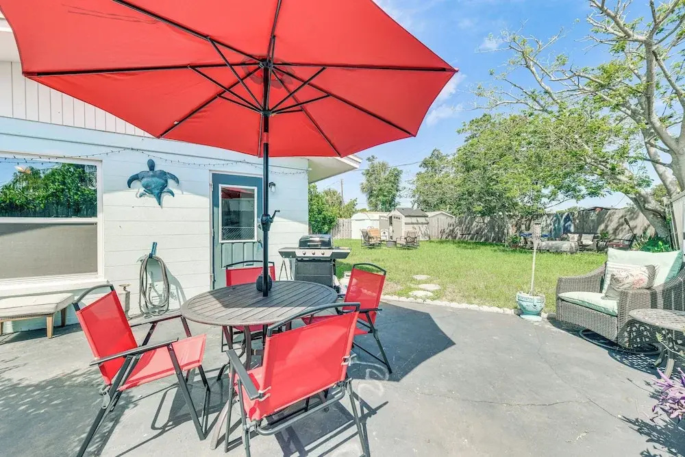 Backyard Hangouts: Bradenton Home Near Dining!