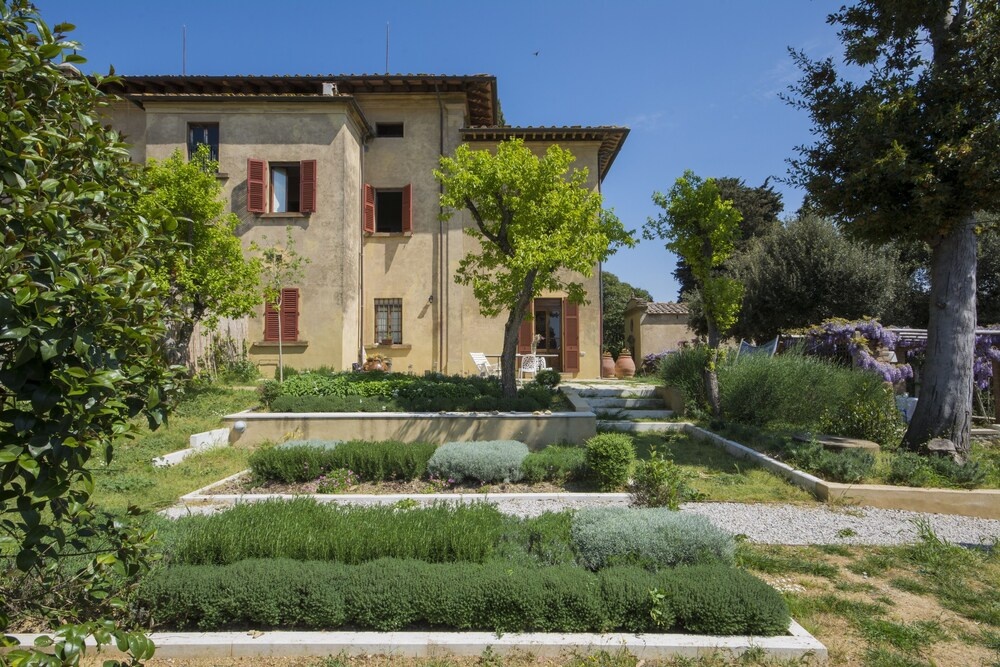 A Path of Relaxation and History Between Vineyards and Olive Trees