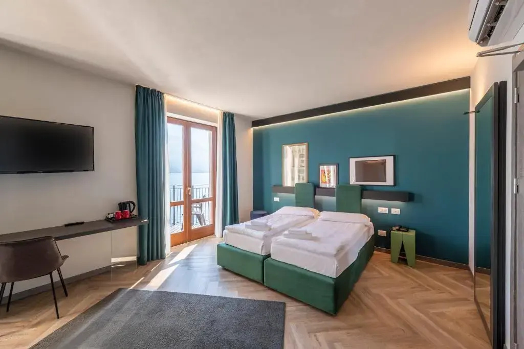 Deluxe Double room (full double bed)