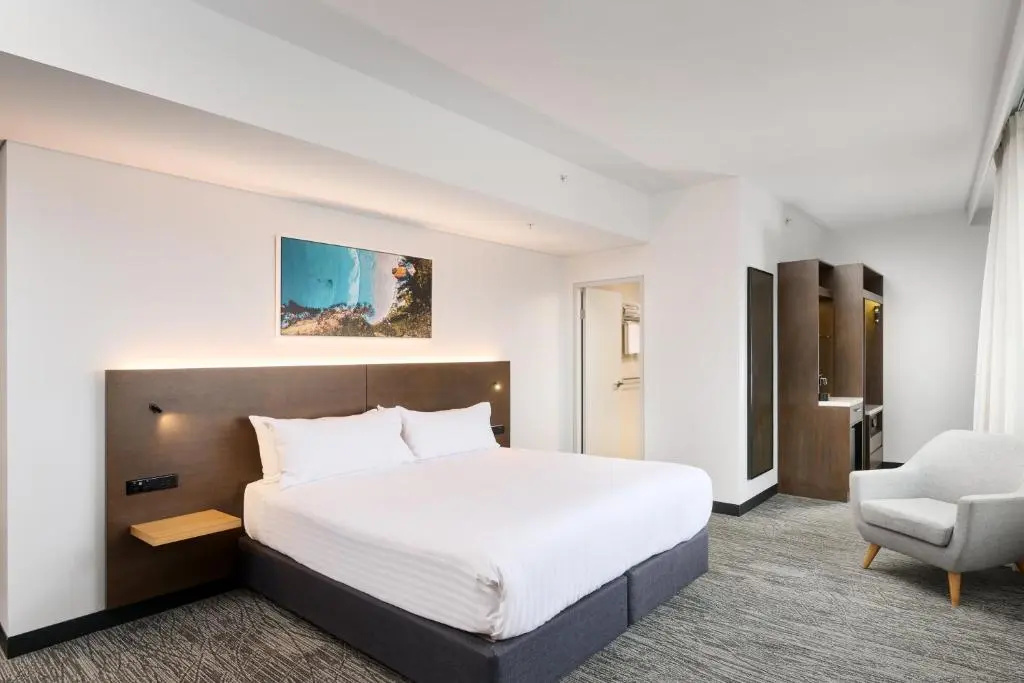 Premium Double room with city view (full double bed)