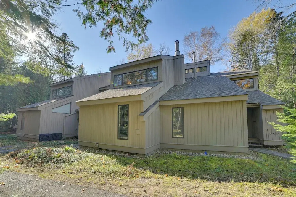 Harbor Springs Condo w/ Fireplace Near Skiing!