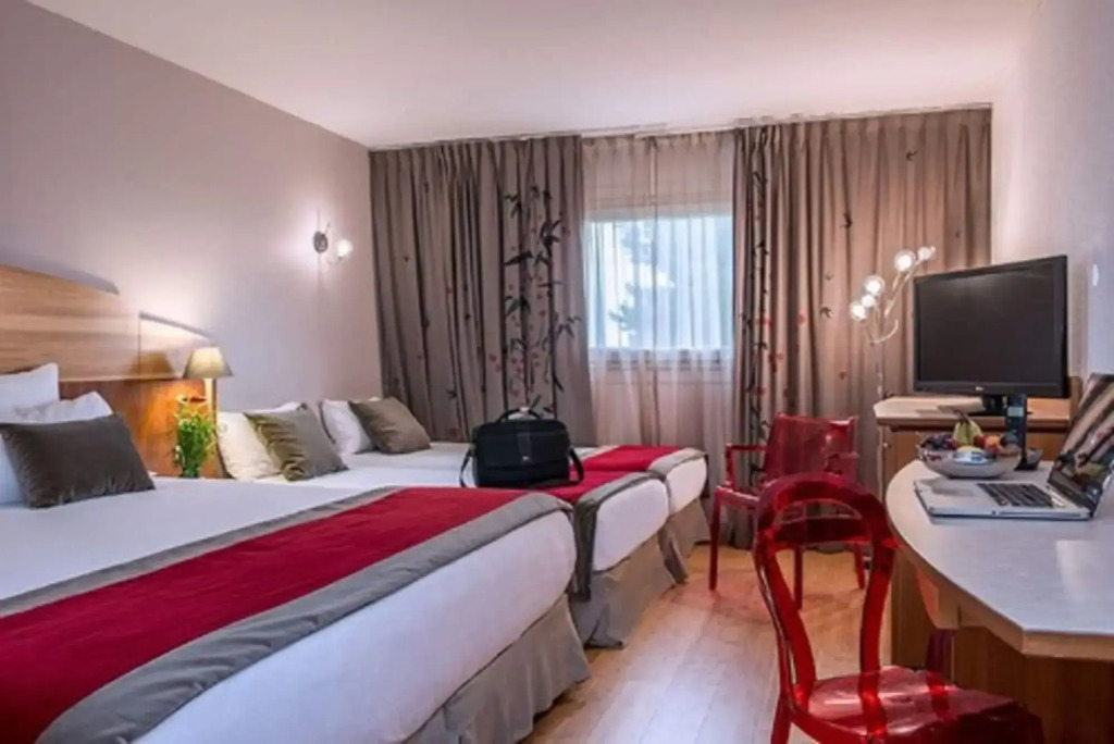 C Suites — фото