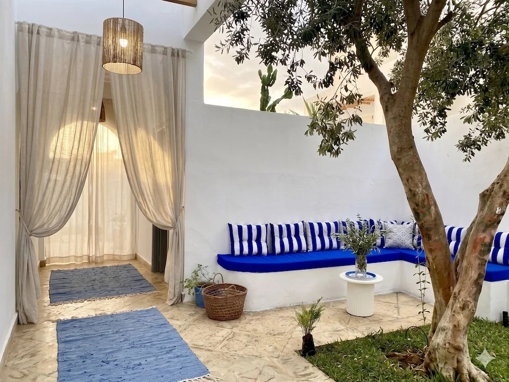 Charming 2-bedroom Apartment With Ocean View in Carthage