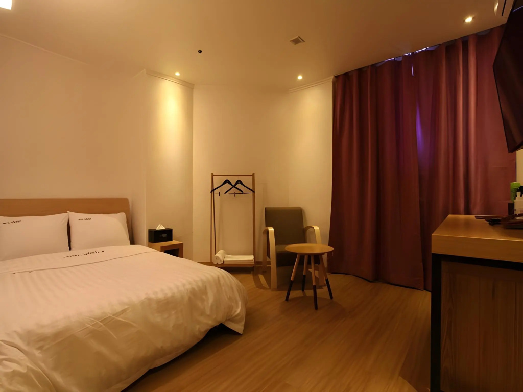 Hotel violet — 2