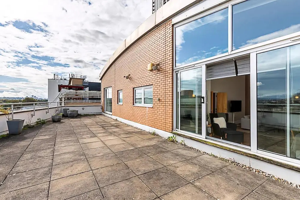 Bright and Stylish Riverside Haven in Canary Wharf