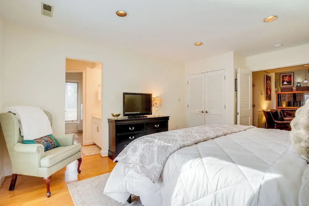 The White Elephant Inn Getaway w/ Pool & Hot Tub! — фото 2