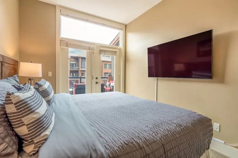 Luxury 3-Br Penthouse | INDOOR Pool & Hot Tub | Pool Table | 2 Decks + Mtn Views - фото 4