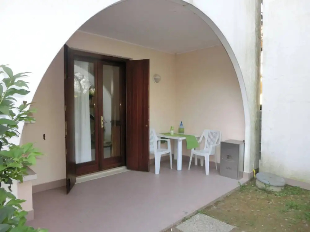 Flat With a Lovely Poolside Garden With bbq