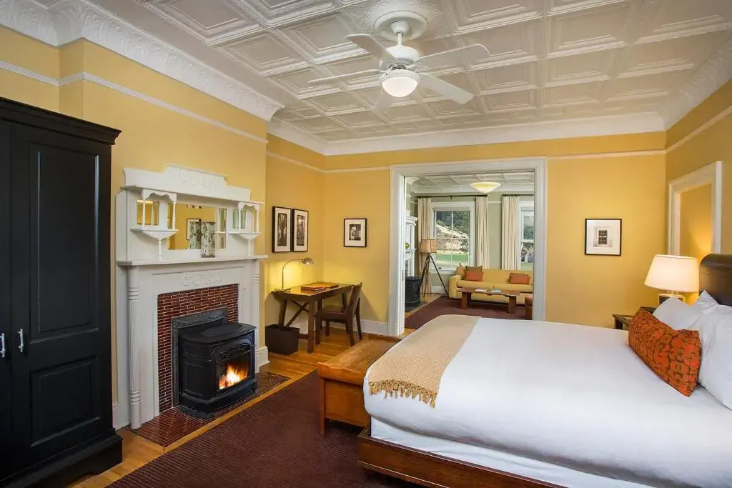 Historic Double Suite with city view (full double bed)