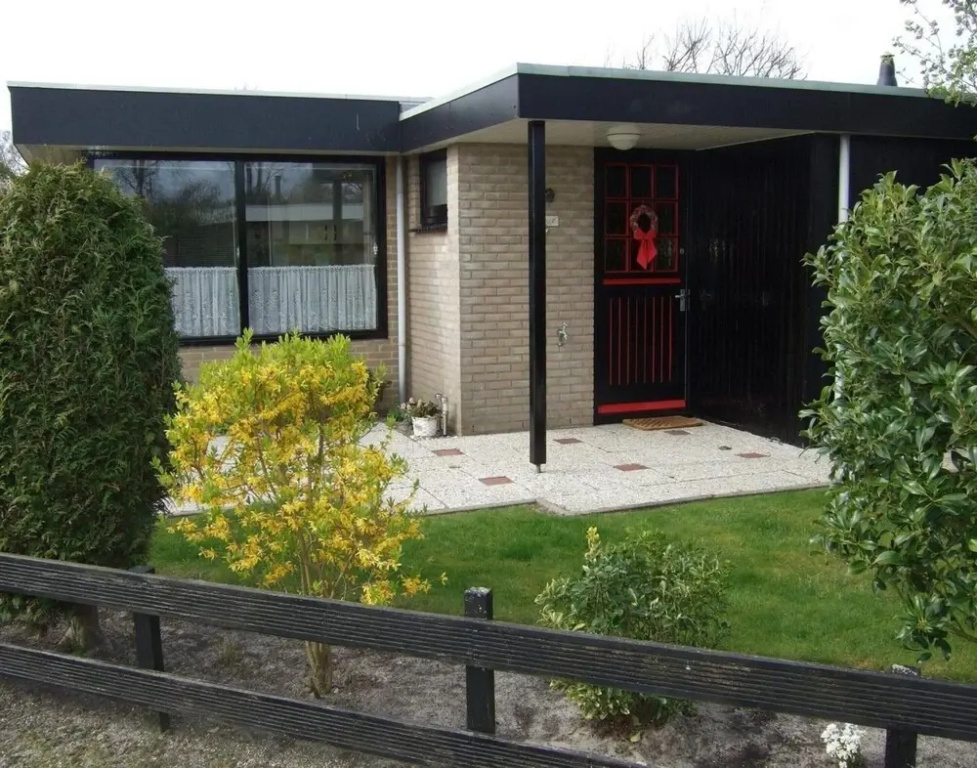 Bungalow in Wildrijk With Fenced Garden
