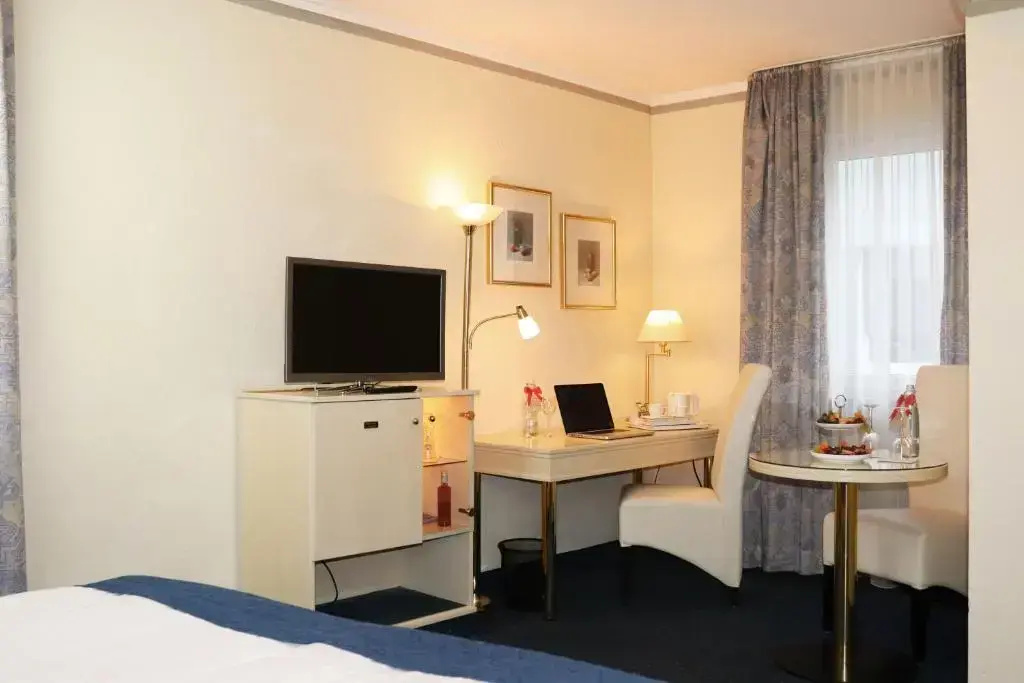 Deluxe Double room (full double bed)