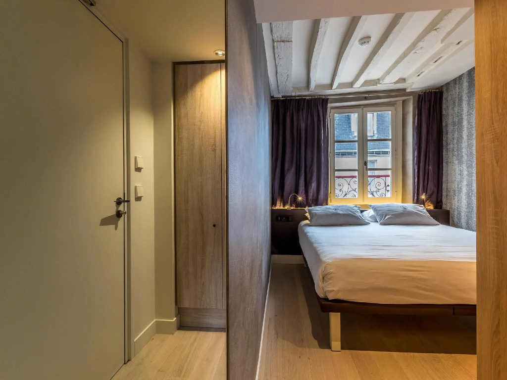 Deluxe Double room (full double bed)