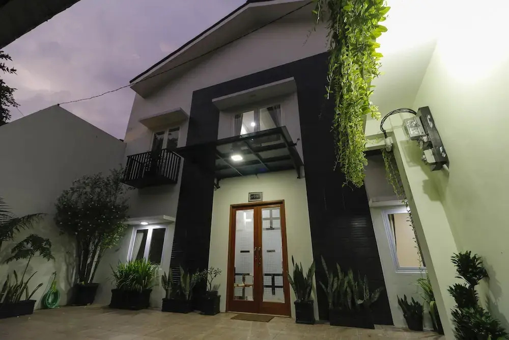 RedDoorz Syariah Plus near Dharmawangsa
