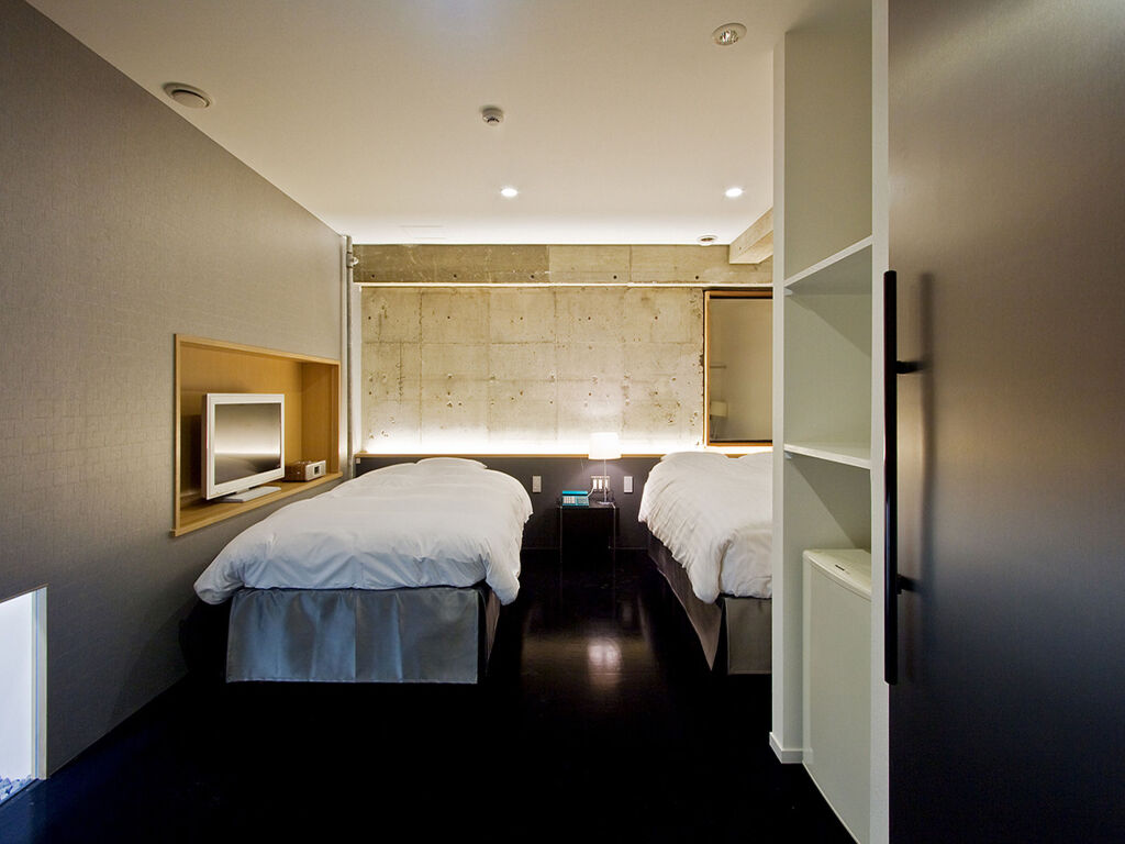 City Hotel N U T S by null