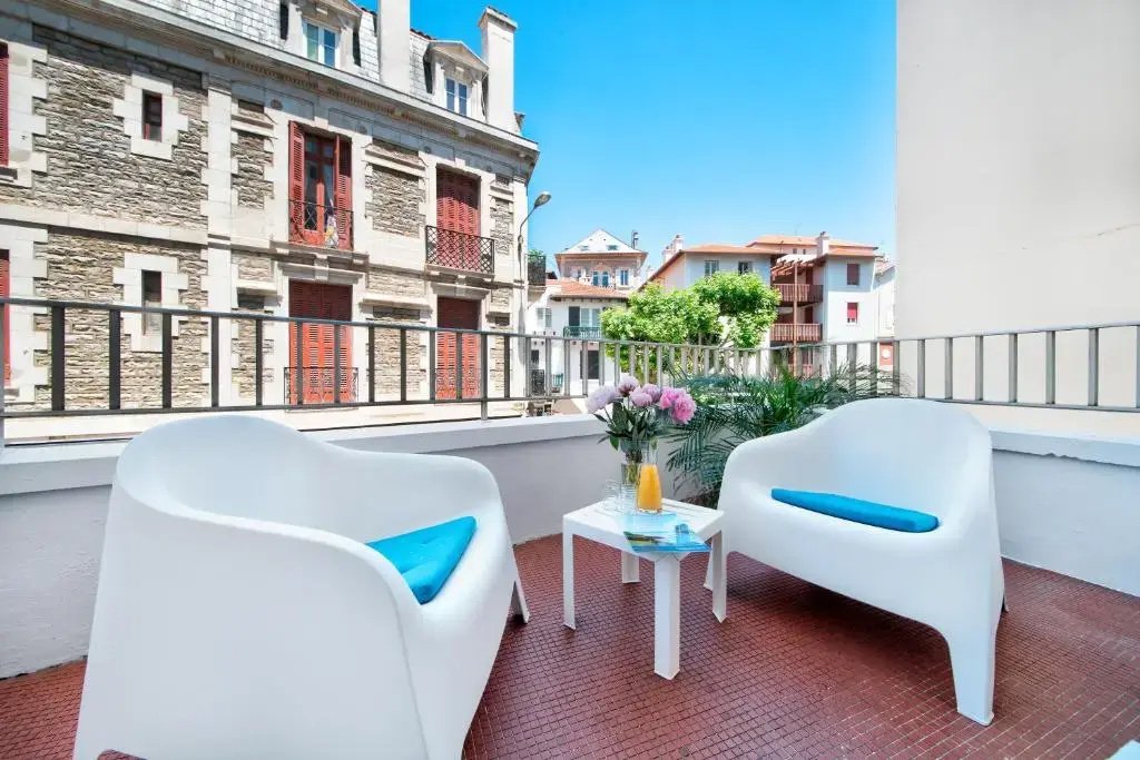 Standard Double room with balcony (full double bed)