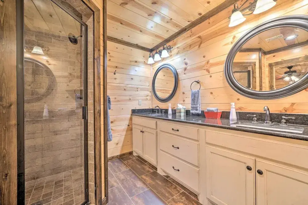 Broken Bow Escape w/ Hot Tub & Basketball Court!