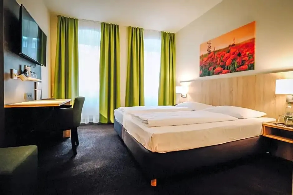 Standard room with street view