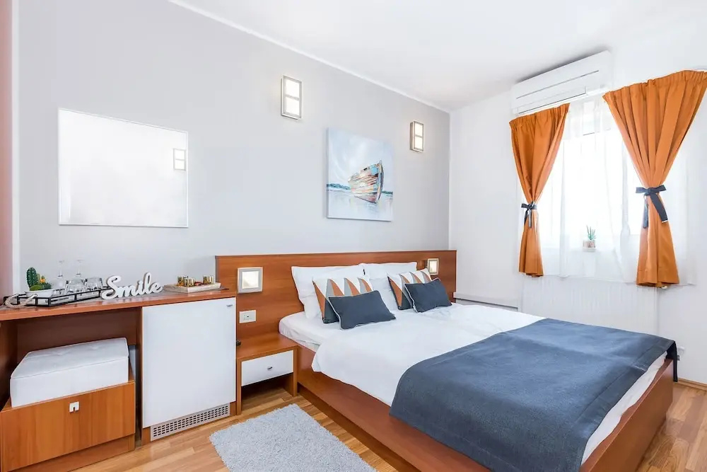 Standard Double room with balcony and with courtyard view (full double bed)