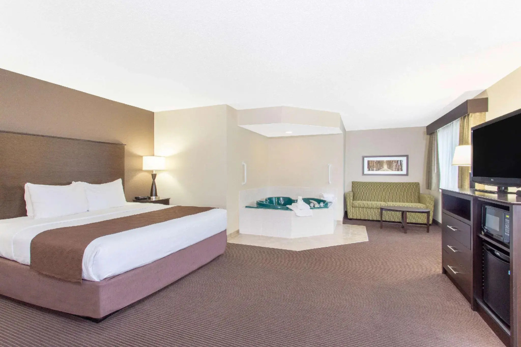 Deluxe Double Suite (full double bed)