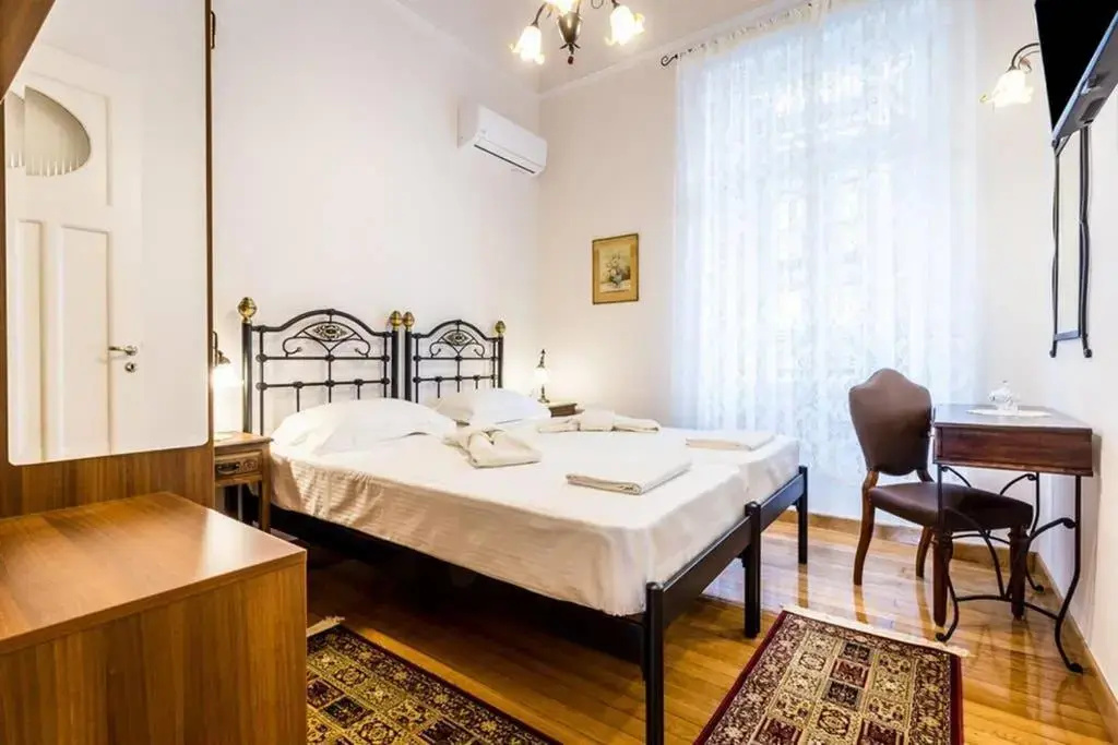 Neoclassical apartment with 3 bedrooms in Piraeus - фото 4